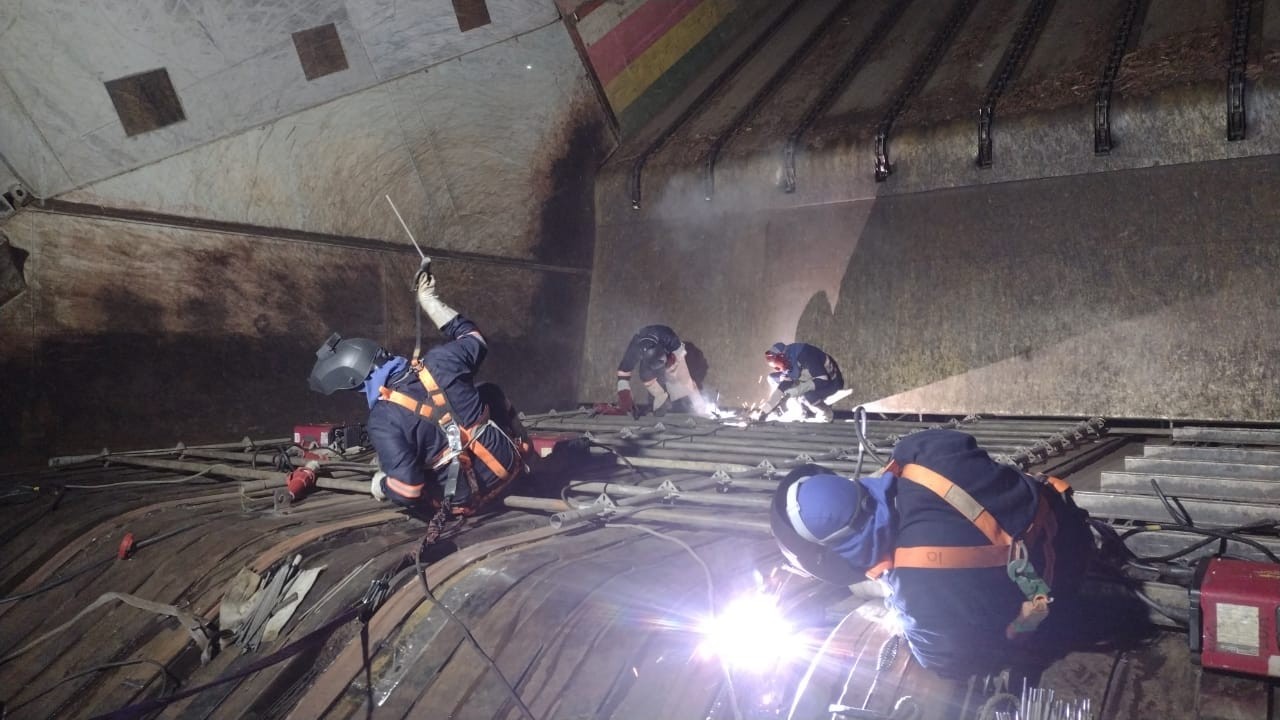 Serviço de manutenção apoiada com caldeiraria pátio de madeiras